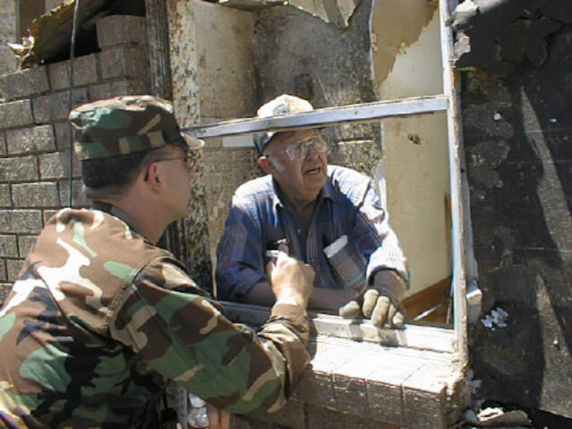 A Del City homeowner explains to 2nd Lt. Stan Paregien how he survived the tornado’s 318 m.p.h. winds in his bathtub. (1999 file photo)