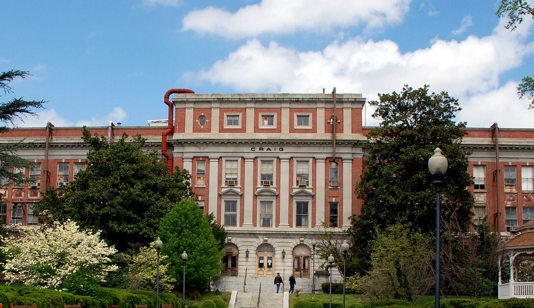 The old Walter Reed Army Institute of Research building, behind the post’s Mologne House lodging facility on the medical center’s campus in Washington, D.C., April 21, 2009, is no longer in use. DoD photo by Samantha L. Quigley