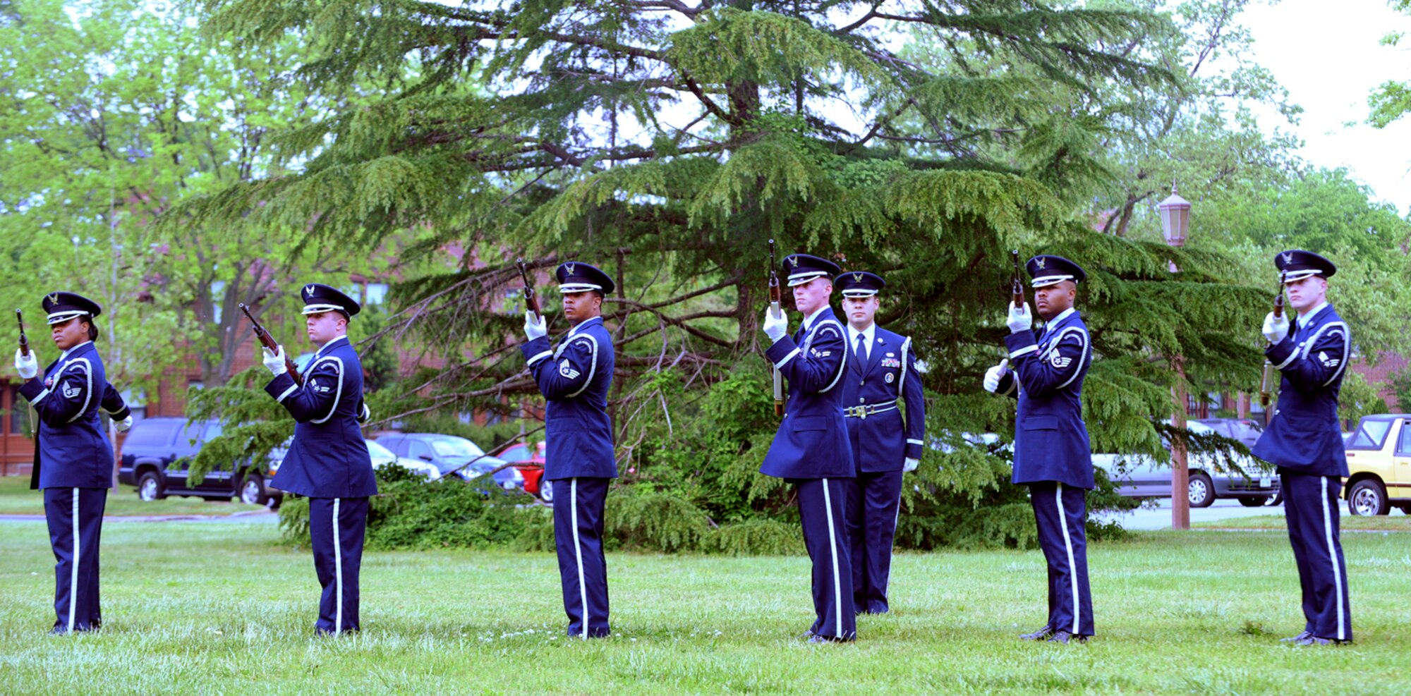 LANGLEY AIR FORCE BASE, Va. -- The 1st Fighter Wing Honor Guard performs a 21-gun salute during the memorial service in honor of Col. Billy J. Gilstrap May 2. Colonel Gilstrap, Air Combat Command director of safety, died of cancer in his home April 27. (U.S. Air Force photo/Senior Airman Scott Aldridge)