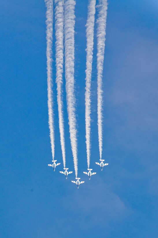 Japanese Air Self-Defense Force’s Blue Impulse cut the clear blue sky’s canopy with smoke trails as it flies in formation during Friendship Day here May 5. Blue Impulse wowed the crowd for one hour with aerial acrobatics and filled the sky with designs such as a star and heart pierced by an arrow