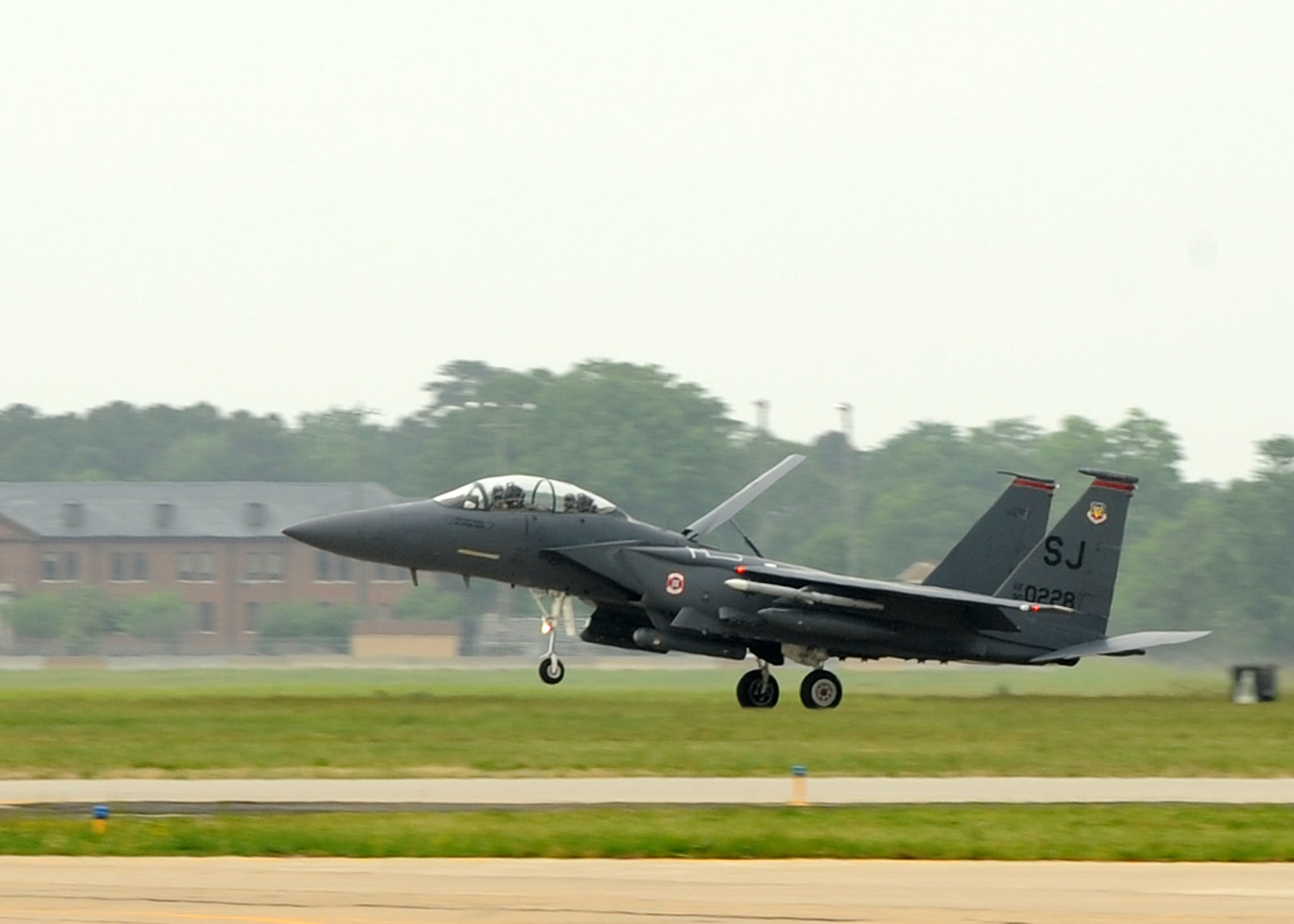 LANGLEY AIR FORCE BASE, Va. -- Maj. Gen. R. Mike Worden, Air Combat Command vice commander, lands after his final flight here May 4. This is General Worden's last flight as vice commander, he will be retiring effective July 1.  (U.S. Air Force photo/Airman 1st Class Jonathan Koob)