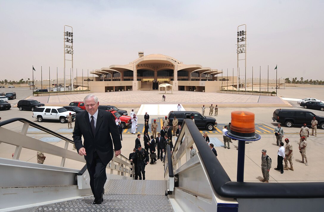 U.S. Defense Secretary Robert M. Gates boards his aircraft after visiting and talking to members of the U.S. Military Training Mission, Eskan Village, Riyadh, Saudi Arabia, May 6, 2009.