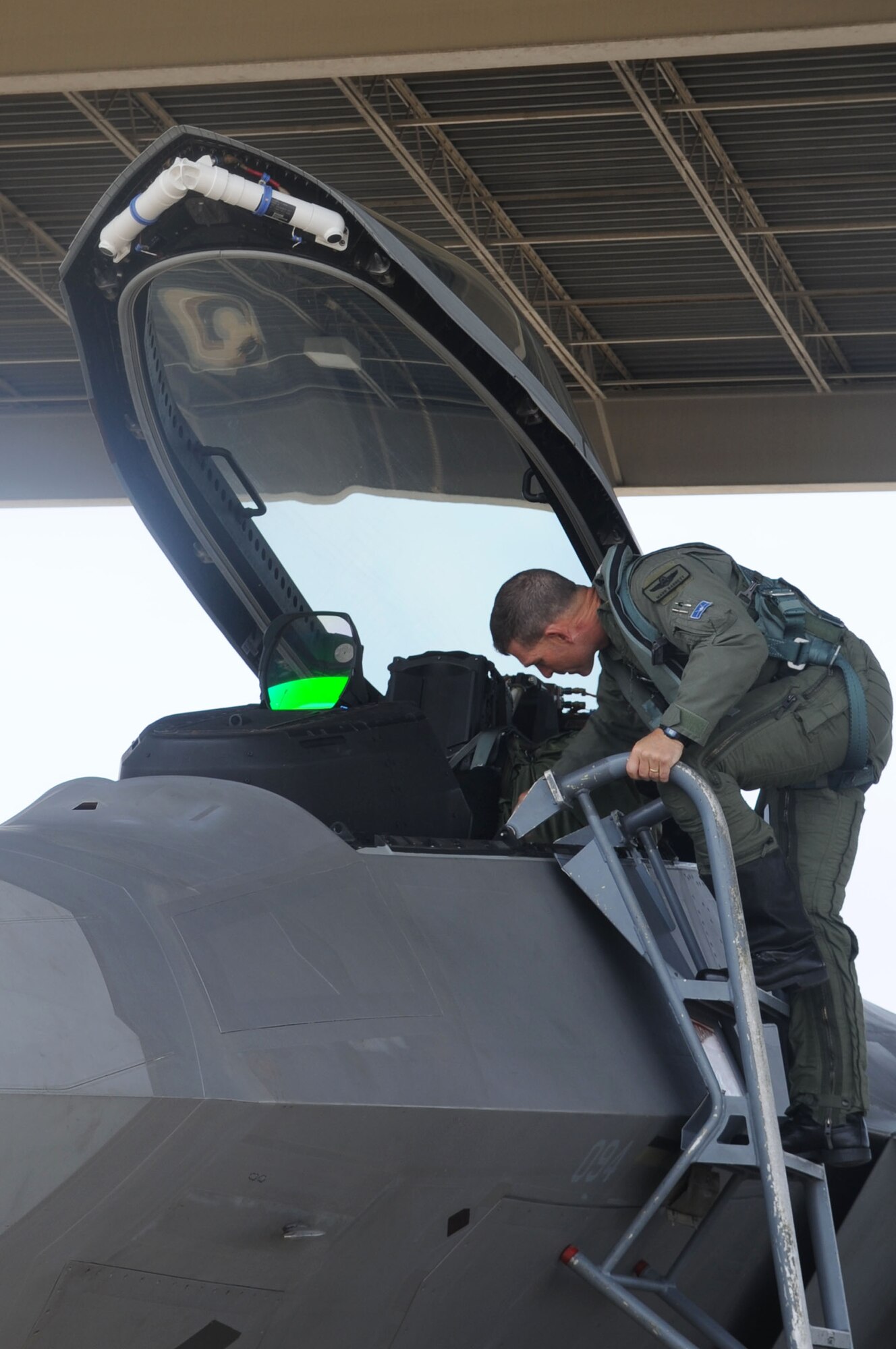 LANGLEY AIR FORCE BASE, Va. -- Brig. Gen. Mark A. Barrett, 1 Fighter Wing commander, steps into a F-22A raptor during his final flight here May 6. This is General Barret's final flight as the 1st Fighter Wing commander. (U.S. Air Force photo/Senior Airman Ashley Hawkins)
