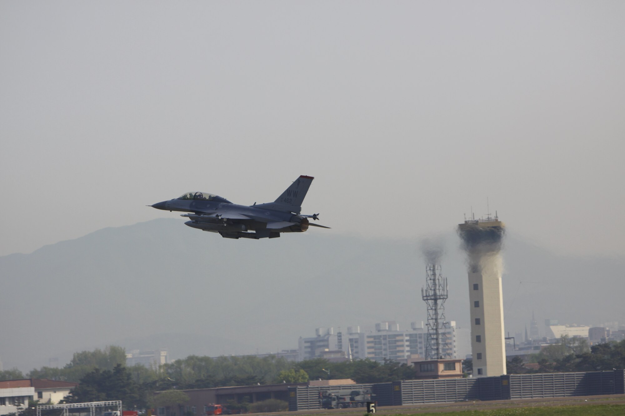 A 13th Expeditionary Fighter Squadron F-16D
passes the tower at Suwon AB.  Capt Jonathan Kuntz gave the ride of his life
to Army SGT Carl Matagolai, 3-2 Arial Defense Artillery D-32 Battalion NCO
of the Quarter, during a first-ever joint incentive flight.
(USAF Photo/SMSgt Wayne Cardwell)
