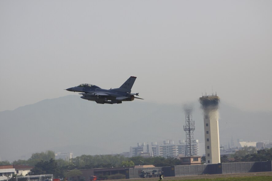 A 13th Expeditionary Fighter Squadron F-16D
passes the tower at Suwon AB.  Capt Jonathan Kuntz gave the ride of his life
to Army SGT Carl Matagolai, 3-2 Arial Defense Artillery D-32 Battalion NCO
of the Quarter, during a first-ever joint incentive flight.
(USAF Photo/SMSgt Wayne Cardwell)
