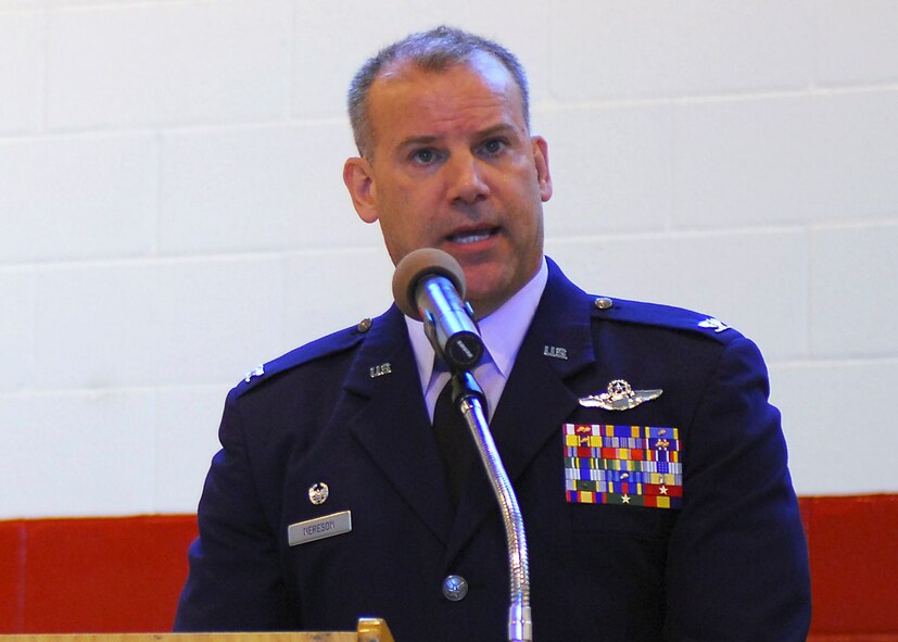 Colonel Kenneth Nereson makes remarks after assuming command of the 149th Fighter Wing, Texas Air National Guard, Lackland AFB, Texas on April 17, 2009. (Air National Guard photo by SSgt Eric Wilson) (RELEASED)