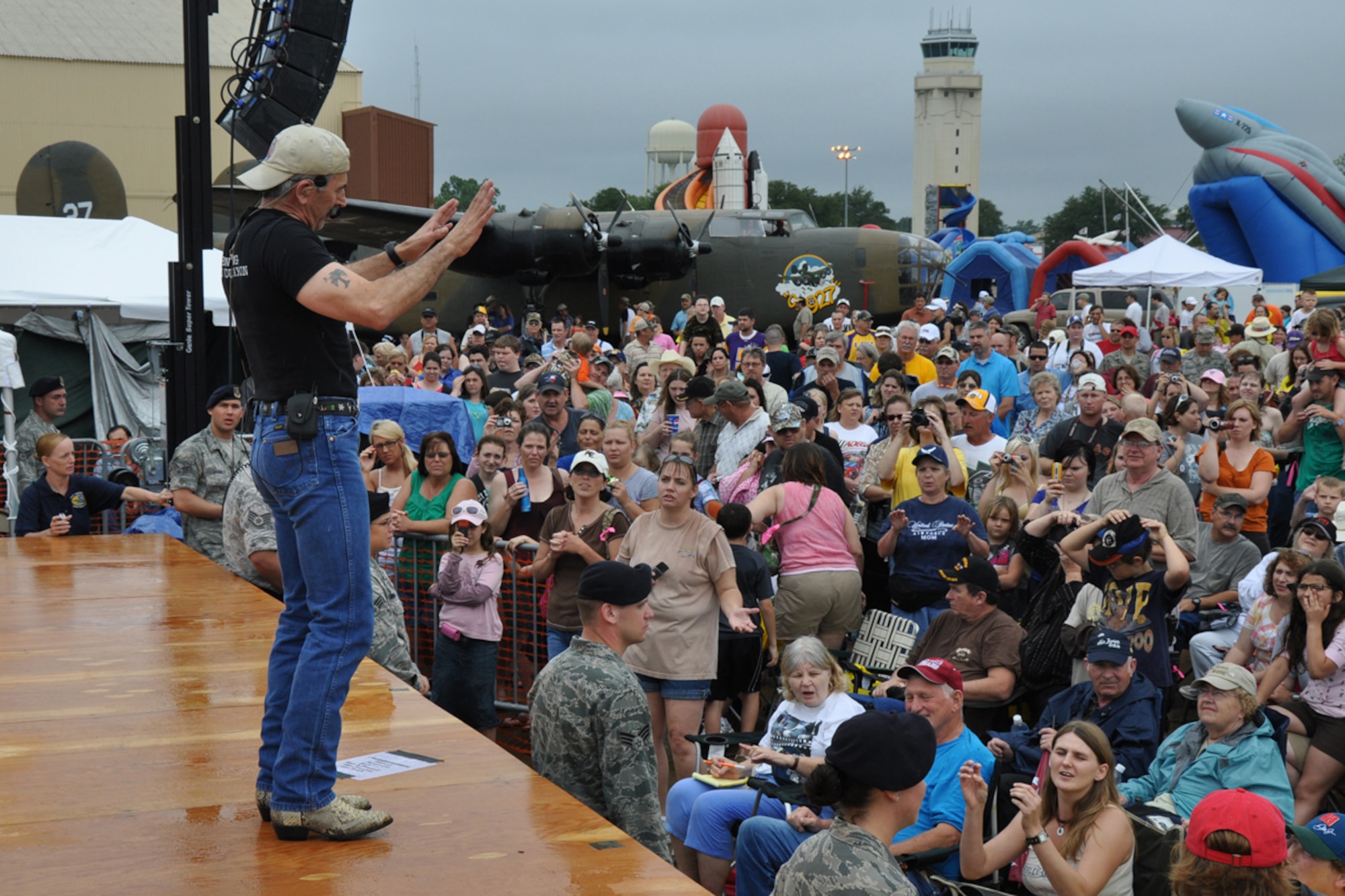 Country music star Aaron Tippin wowed the audience with the trucker classic “East Bound and Down” during a live Mother’s Day performance at the Defenders of Liberty Air Show 2009, at Barksdale Air Force Base, La., May 10. Tippin, also known as the “Hillbilly Hercules,” braved rain showers to perform music and dance for an appreciative audience at the airshow on Mother’s Day. (US Air Force photo/Tech. Sgt. Jeff Walston)