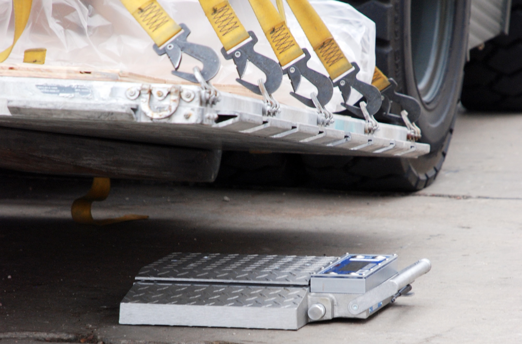 Once stopped in the cargo inchecking area, the pallet is lowered on the weight scale.