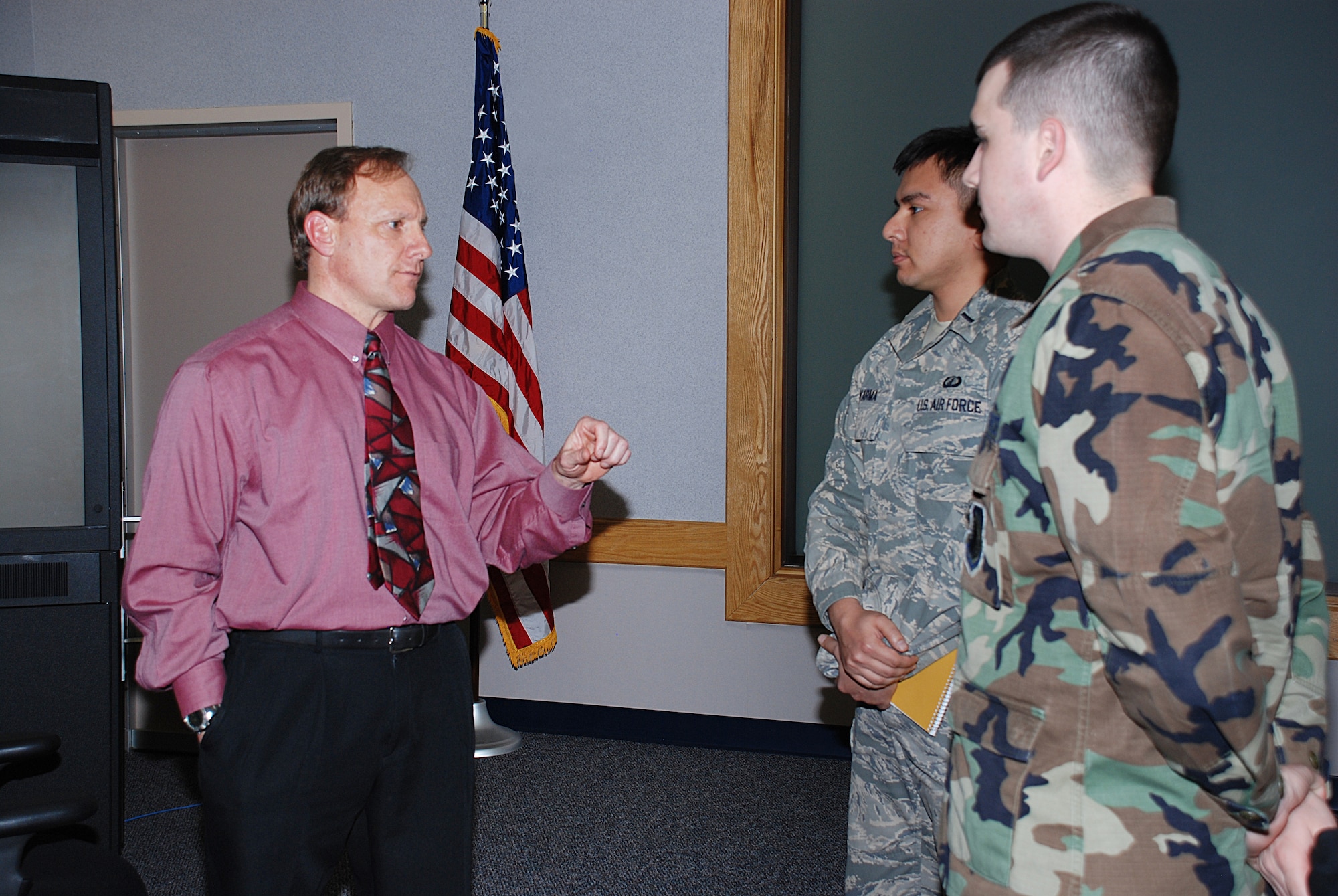 Members of the 711th Human Performance Wing Junior Force gained personal insights on tactical mobile robots from retired Army Colonel John Blitch after his March 20, 2009 Meet the Warfighter briefing at Wright-Patterson Air Force Base. (Photo by Chris Gulliford, 711 HPW)