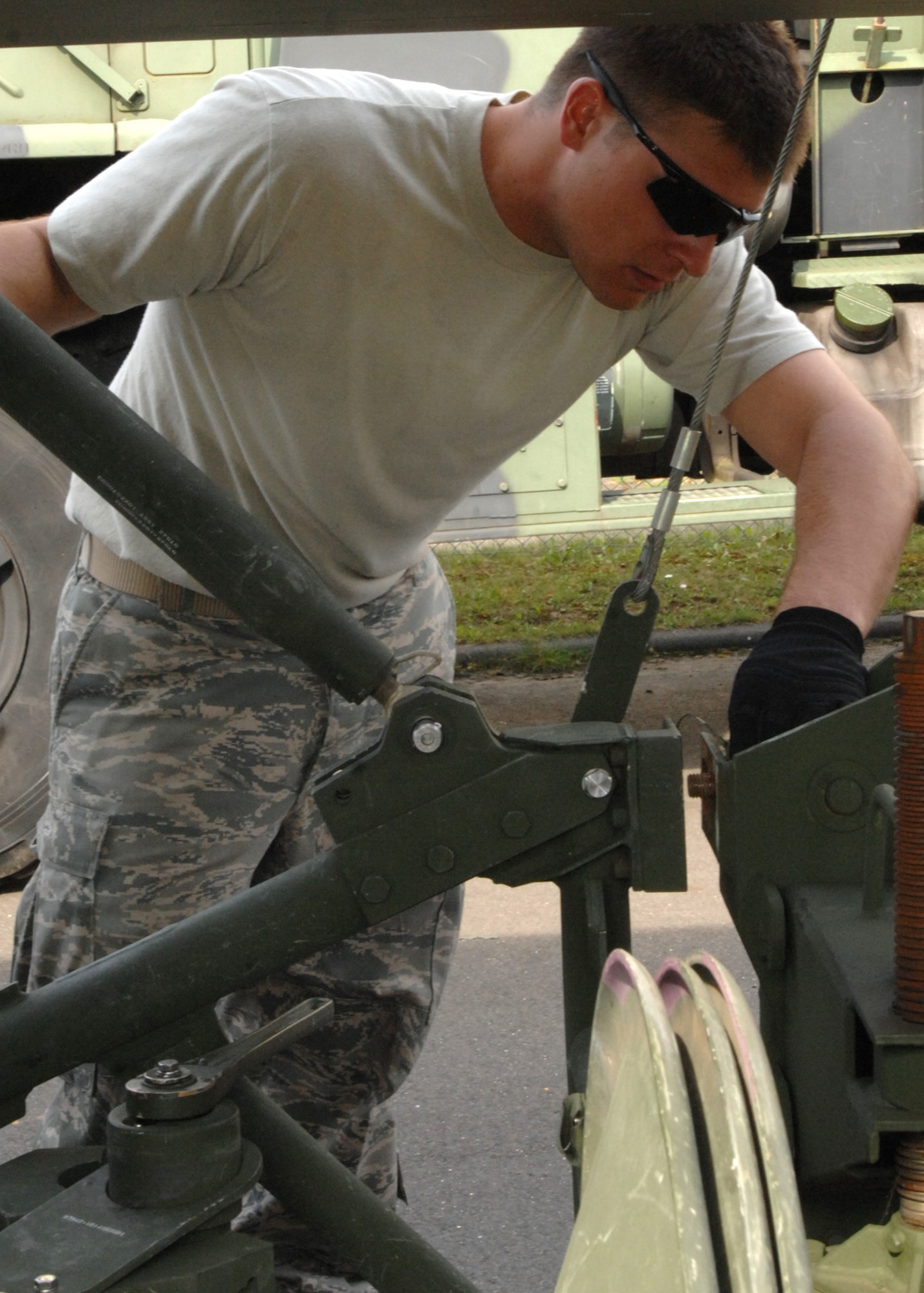 SPANGDAHLEM AIR BASE, Germany – Airman 1st Class Jake Kolesar, 606th Air Control Squadron, attaches an M-832 mobilizer to an AN/TPS-75 Radar System antenna. The AN/TPS-75 Radar System weighs about 8,400 pounds. A trained six-person crew can assemble the unit from transport mode to full operation within 90 minutes. (U.S. Air Force photo by Senior Airman Jenifer Calhoun)