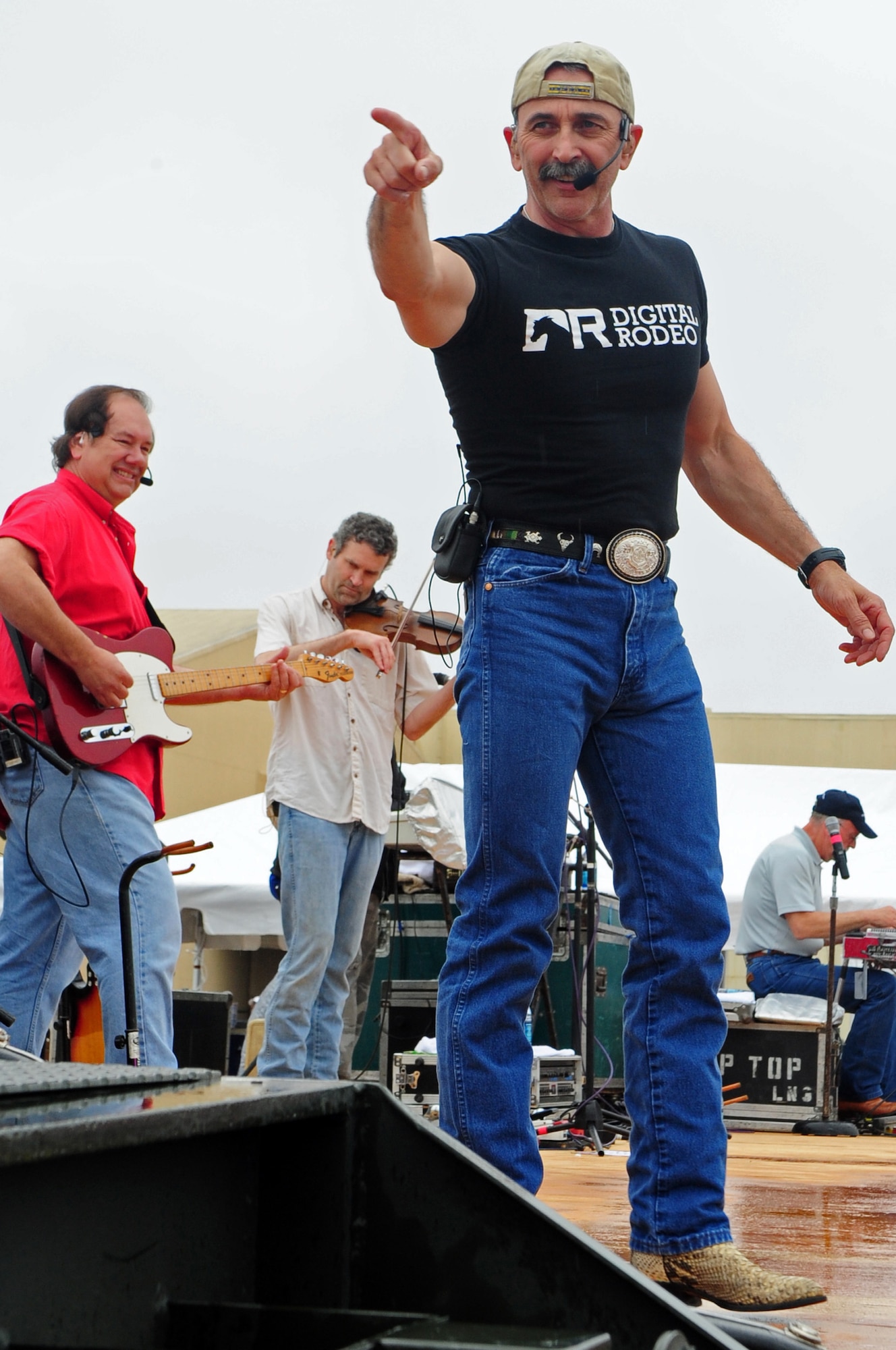 Country singer Aaron Tippin performs a free Mother's Day concert at the Barksdale Defenders of Liberty 2009 Air Show May 10. (U.S. Air Force photo by Senior Airman Joanna M. Kresge)