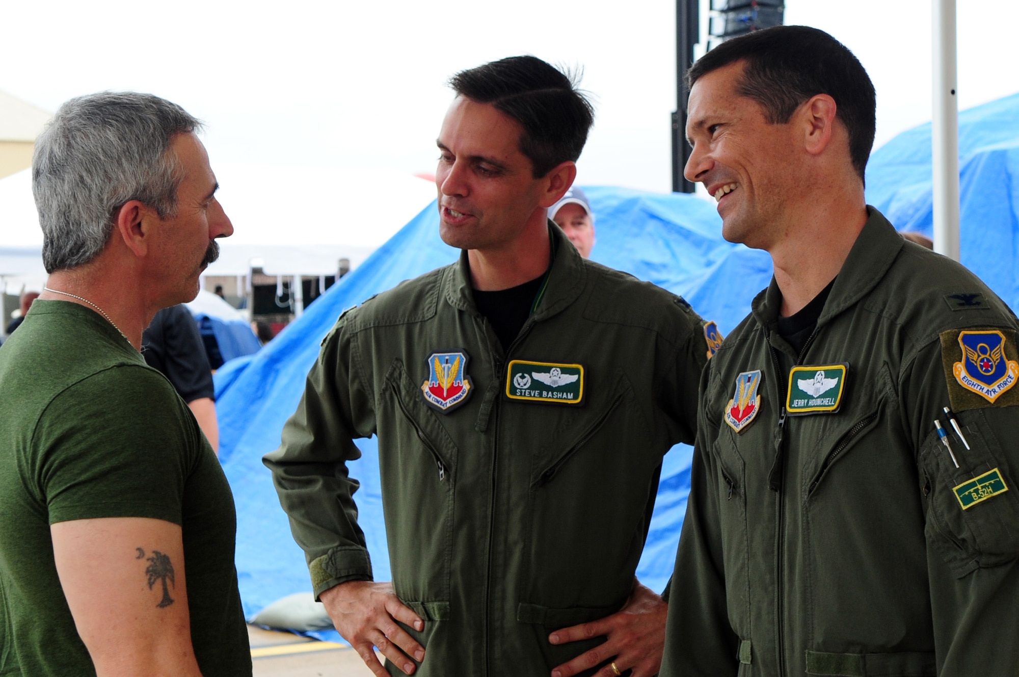 BARKSDALE AIR FORCE BASE, La. -- Country music recording artist Aaaron Tippen meets Col. Steven Basham, 2d Bomb Wing commander and Col. Gerald Hounchell prior to his performance on the final day of the Defenders of Liberty Air Show, May 10. More than 1,000 air show spectators waited through inclement weather to see Aaron perform on Mother's Day. (U.S. Air Force photo by Senior Airman Joanna M. Kresge)(Released)