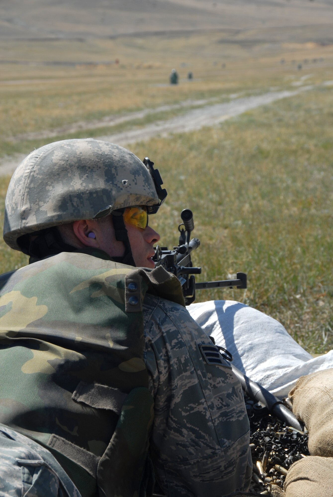 Members of the 185th Air Refueling Wing, Security Forces from Sioux City, Iowa, receive instruction on range estimation during qualification on Squad Automatic Weapon (SAW) M-249 Light Machine Gun at Fort Harrison, Montana, on 11 May, 2009.  (U.S. Air Force photo by TSgt. Brian Cox)
