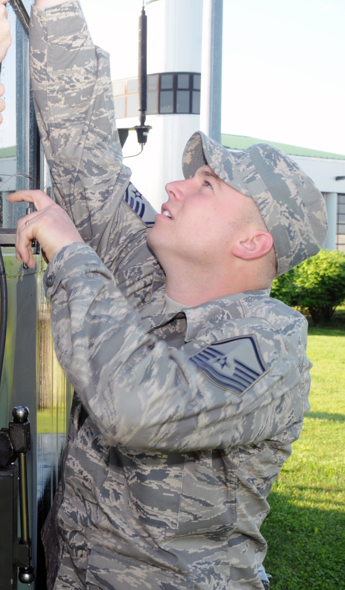 Master Sgt. Larry D. Burba, production superintendent forthe 123rd Contingency Response Group, attaches an antenna to a military vehicle. Sergeant Burba was named senior NCO of the year. (KyANGphoto by Tech. Sgt.Phil Speck.)