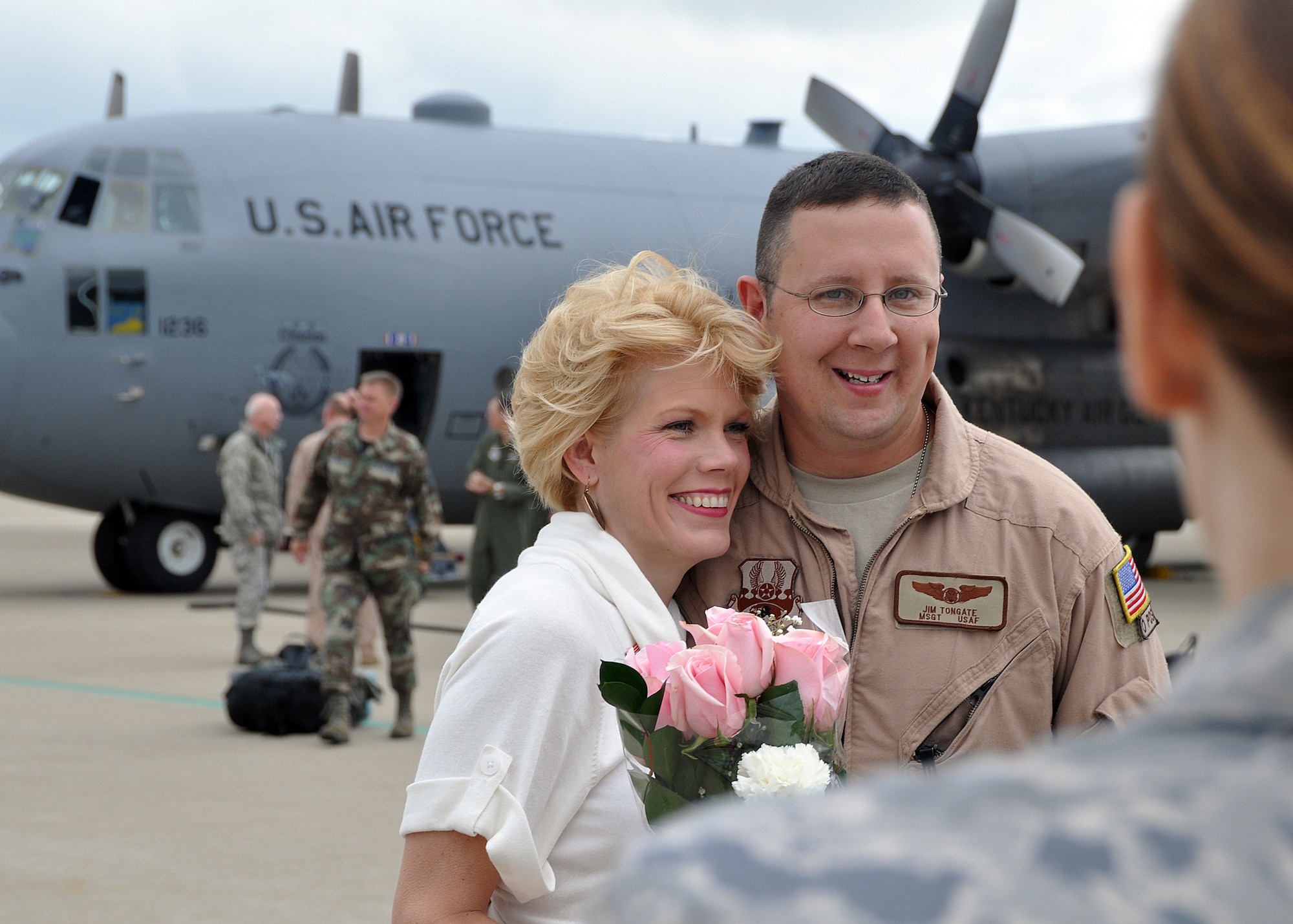 Master Sgt. Jim Tongate of the Kentucky Air National Guard poses for a photo with his wife on May 14. Sergeant Tongate and many other Airmen were returning from a Air Expeditionary Force deployment to Afghanistan. (U.S. Air Force photo / Airman 1st Class Maxwell Rechel.)