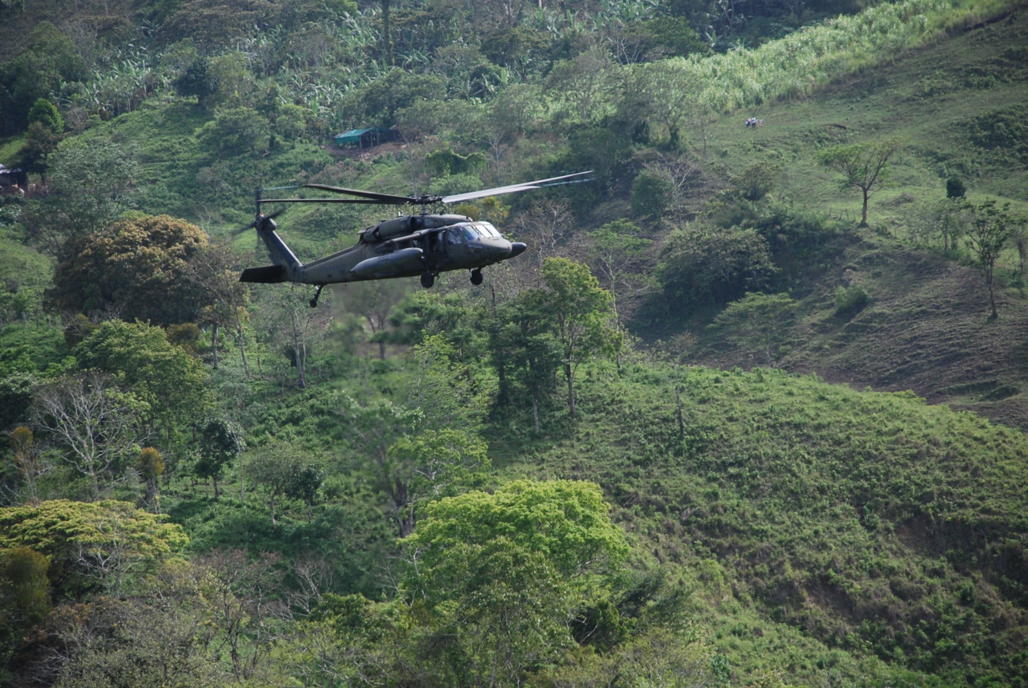 A UH-60 Blackhawk helicopter carries medics and supplies to Ayapal, Nicaragua to perfom a two-day medical readiness mission in the remote mountain village.  The Blackhawk and its crew are assigned to Joint Task Force-Bravo’s 1st Battalion, 228th Aviation Regiment at Soto Cano Air Base, Honduras.  (U.S. Air Force photo/Tech. Sgt. Rebecca Danét)