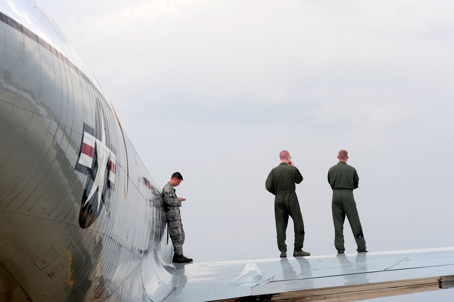 Crew members of an RC-135 Cobra Ball watch performers during the first day of the 2009 Defenders of Liberty Air Show held here May 9. The air show featured acts by the Navy Flight Demonstration Squadron and the Canadian Forces Snowbirds.
(U.S. Air Force photo by Senior Airman Joanna M. Kresge)