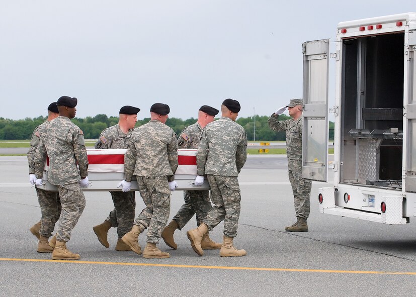 An Army carry team transfers the remains of Sgt. Carlie M. Lee III, of Birmingham, Ala., at Dover Air Force Base, Del., May 17.  Sergeant Lee was assigned to 2nd Battalion, 87th Infantry Regiment, 3rd Brigade Combat Team, 10th Mountain Division, Fort Drum, N.Y.  (U.S. Air Force photo/Tom Randle) 