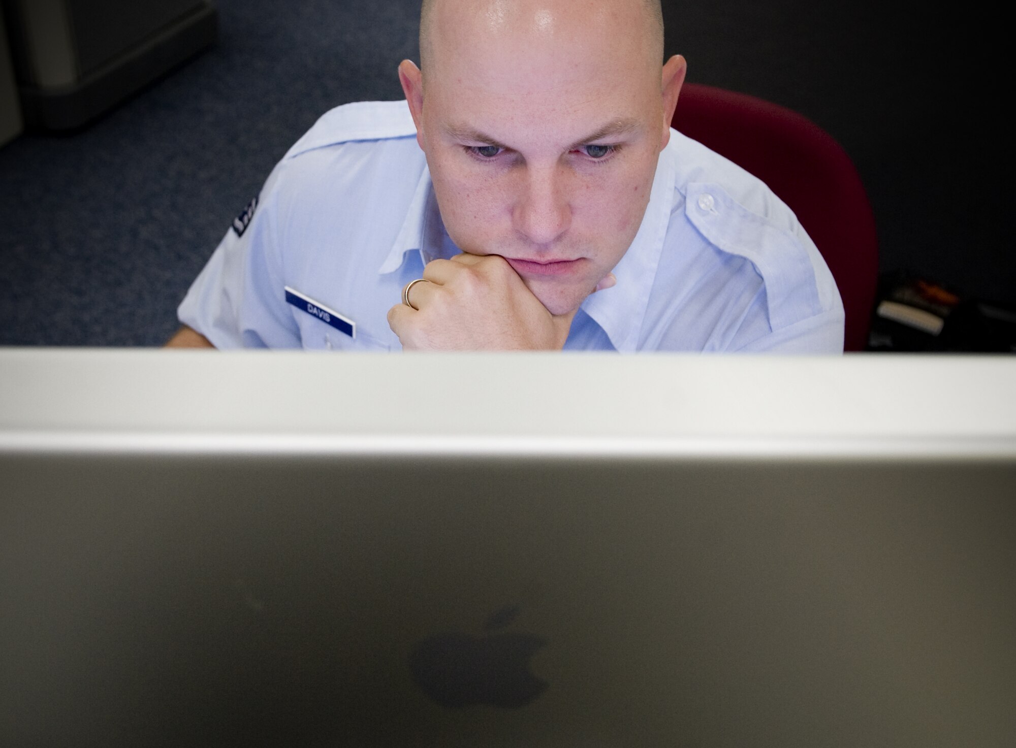 Staff Sgt. Bennie Davis III researches information on the Air Force Knowledge Now Web site. (U.S. Air  Force photo/Lance Cheung)