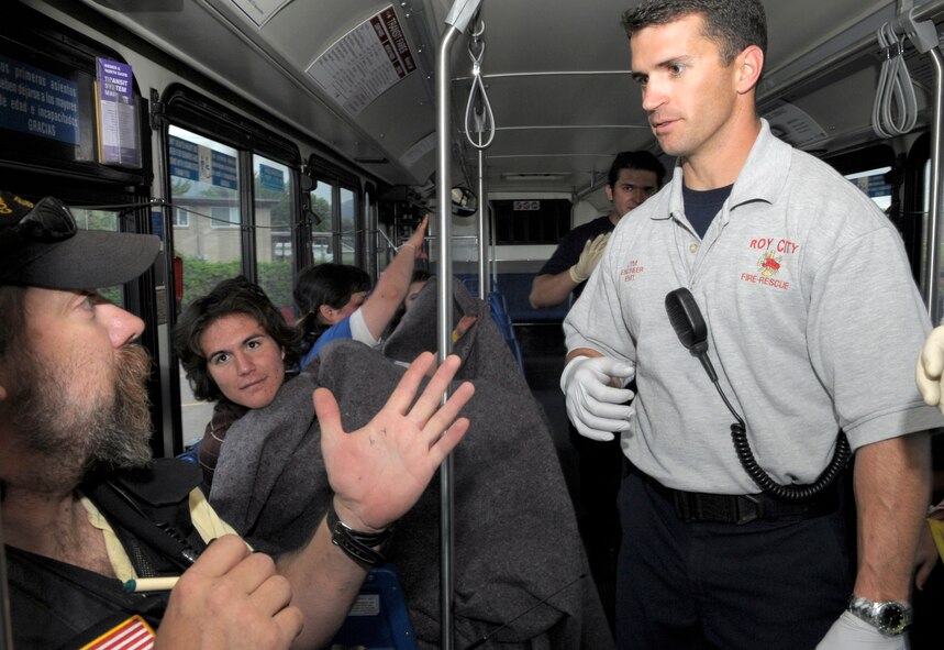 Roy City Fire and Rescue EMT Jim Robinson talks to a UTA bus driver as they
prepare to transport “victims” to the hospital during a Weber County mass casualty
drill at Friendship Park in South Ogden on May 20, 2009. (U.S. Air Force photo by Todd Cromar).