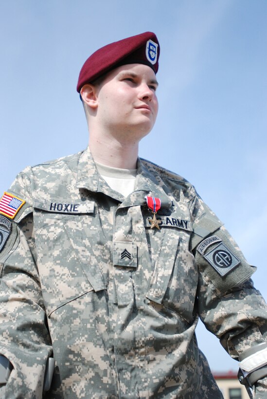 Army Sgt. John Hoxie of the 82nd Airborne Division’s 325th Airborne Infantry Regiment receives a Bronze Star at Fort Bragg, N.C., May 19, 2009. Hoxie was injured during a 2007 deployment to Iraq. U.S. Army photo by Pfc. Kissta M. Feldner 
