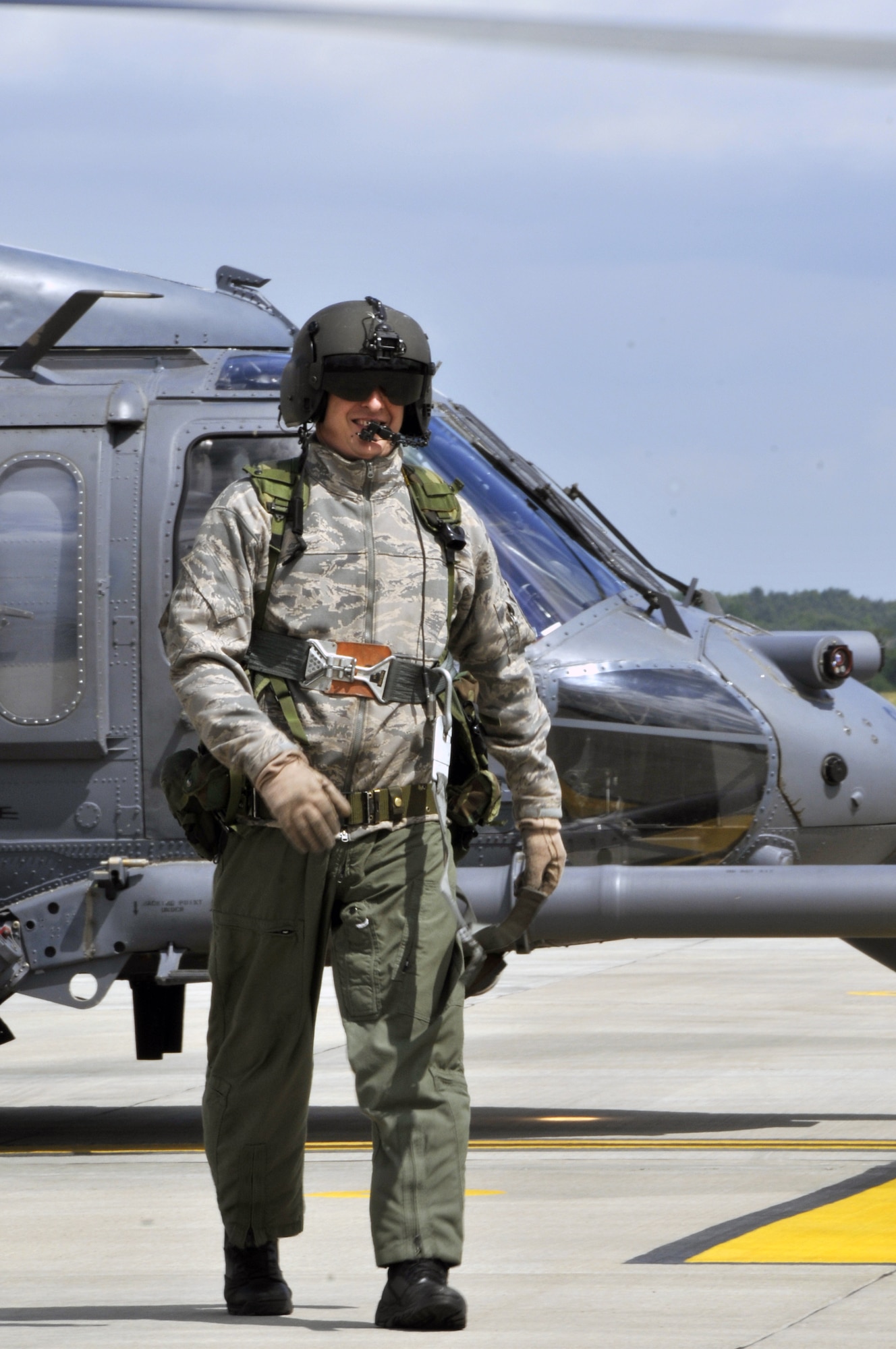 Master Sgt. Darren Bradley, 56th Rescue Squadron flight engineer, greets friends and family May 21, 2009 at Royal Air Force Lakenheath, England. Sergeant Bradley celebrated his 5,000th flying hour in a HH-60G Pave Hawk. (U.S. Air Force photo by Airman 1st Class Perry Aston)