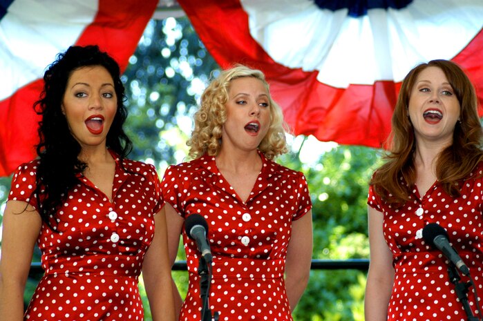 Singers from the New York Metropolitan USO sing the national anthem ahead of the mayor's welcome at Gracie Mansion May 21 during Fleet Week New York City.(Official Marine Corps photo by Lance Cpl Jad Sleiman)::r::::n::