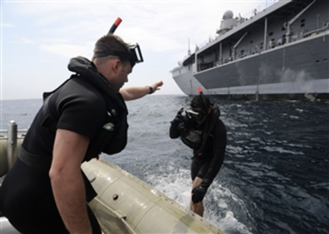 U.S. Navy Petty Officer 2nd Class Kevin Abney instructs newly qualified search and rescue swimmer Seaman Julian Fuenzalida 

in various dive procedures used aboard the amphibious command ship USS Blue Ridge (LCC 19) in the Pacific Ocean on May 19, 

2009. Search and rescue swimmers rescue personnel in distress or danger at sea or on land.