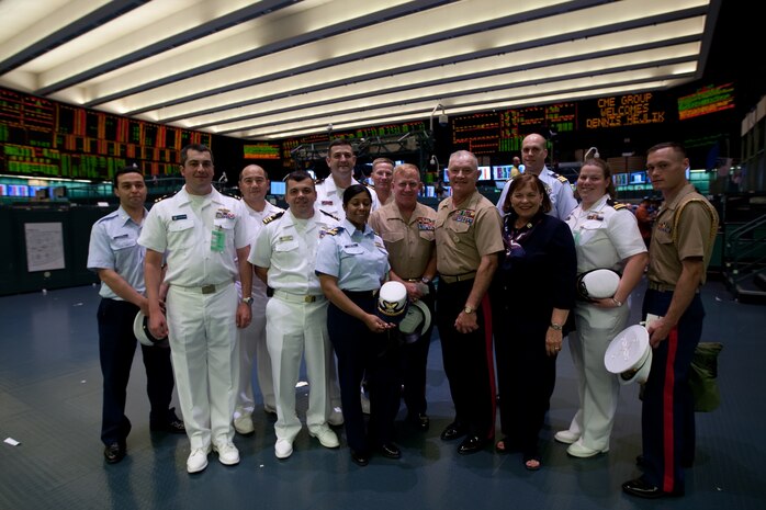 Lt. Gen. Dennis J. Hejlik, commanding general of 2nd MEF, stands with special guests on the New York Mercantile Exchange trading floor, prior to him being honored by allowing him to signal the closing of the floor, May 22. Lt. Gen. Hejlik is in New York City as part of Fleet Week 2009. (Official Marine Corps photo by: Cpl. Patrick Fleischman)