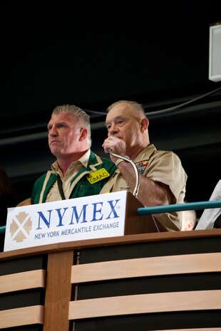 Lt. Gen. Dennis J. Hejlik, commanding general of 2nd MEF, speak to traders of the New York Mercantile Exchange, after being honored by allowing him to signal the closing of the floor, May 22. Lt. Gen. Hejlik is in New York City as part of Fleet Week 2009. (Official Marine Corps photo by: Cpl. Patrick Fleischman)