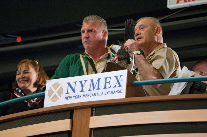 Lt. Gen. Dennis J. Hejlik, commanding general of 2nd MEF, speak to traders of the New York Mercantile Exchange, after being honored by allowing him to signal the closing of the floor, May 22. Lt. Gen. Hejlik is in New York City as part of Fleet Week 2009.(Official Marine Corps photo by: Cpl. Patrick Fleischman)