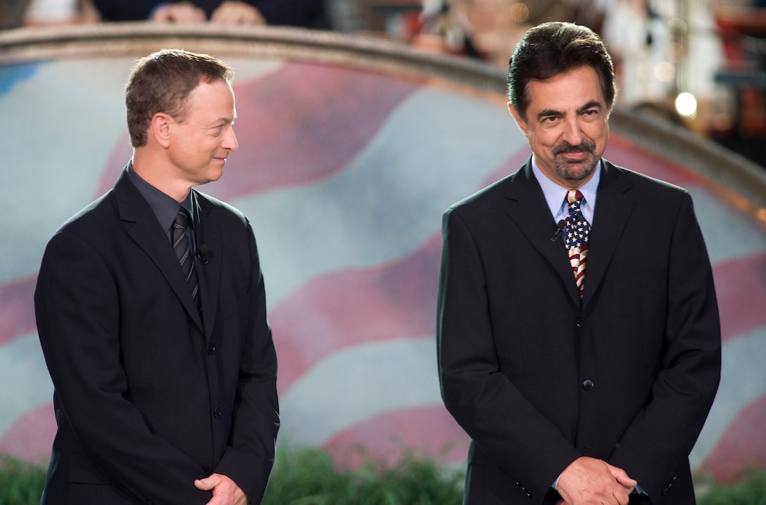 Gary Sinise and Joe Mantegna address the audience gathered on the West Front of the U.S. Capitol at the National Memorial Day Concert, Washington, D.C., May 24, 2009.