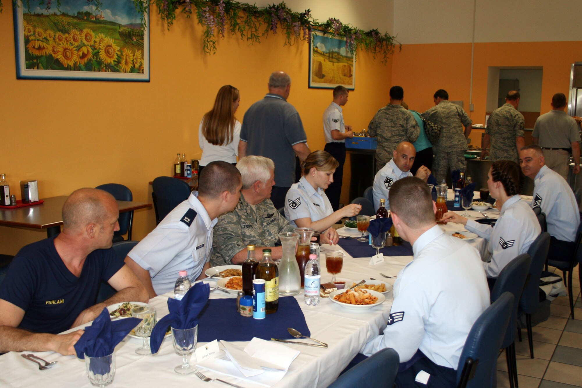 Gen. Arthur Lichte, the commander of Air Mobility Command, has lunch at the Italian menza May 18, 2009, with Airmen from the 724th Air Mobility Squadron during his two-day visit to the 31st Fighter Wing at Aviano Air Base, Italy. (Air Force photo/Tech. Sgt. Brian Wimpee)