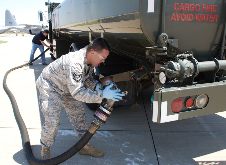 Air Force officials test new constantpressure fuel system > U.S. Air