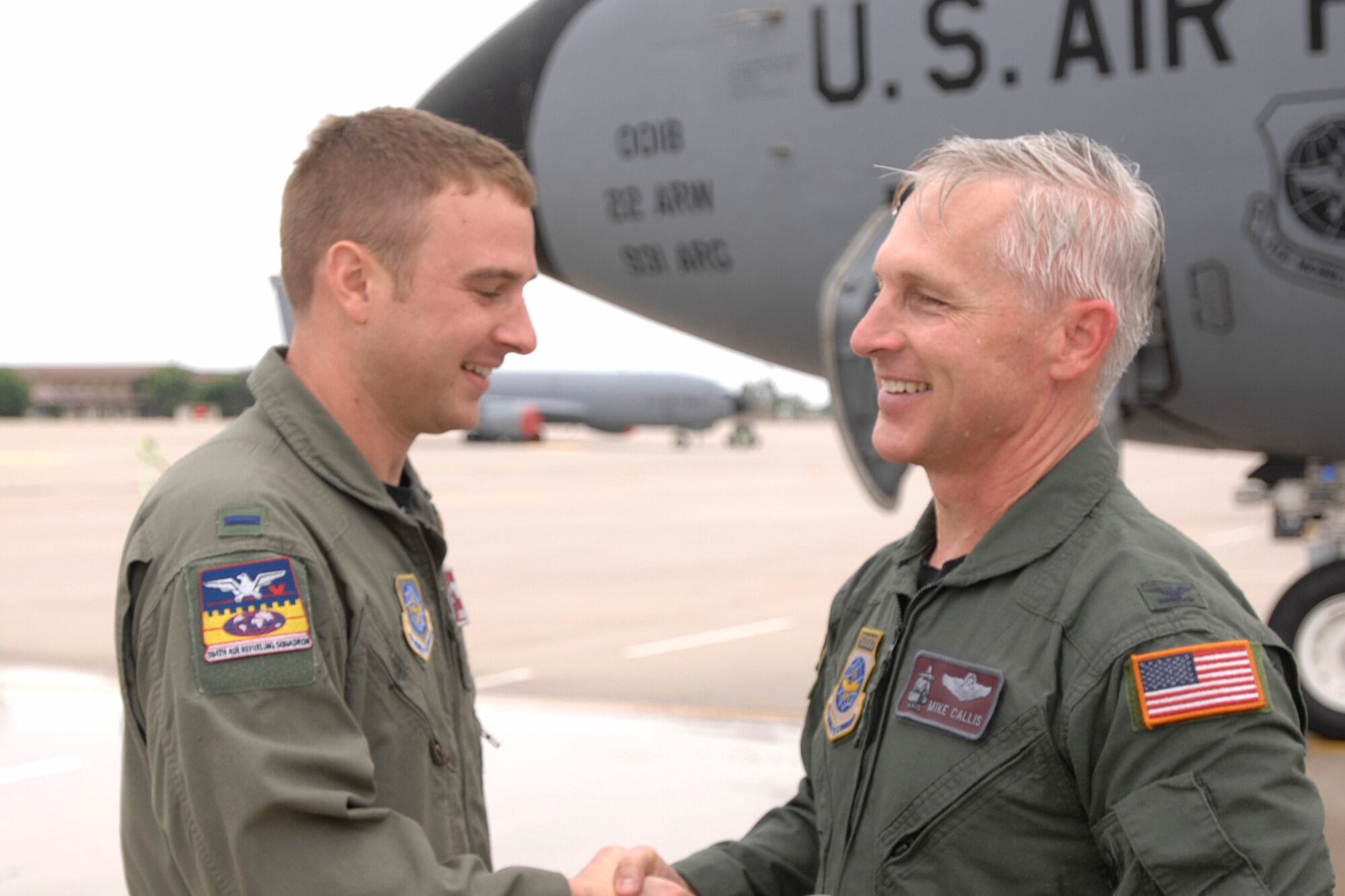 MCCONNELL AIR FORCE BASE, Kan. -- 1st Lt. Justin Davis, 384th Air Refueling Squadron scheduling officer, congratulates Col. David Callis, Air Mobility Command inspector general, on his fini flight, May 27. Colonel Callis was the 384th Air Refueling Squadron commander here from May 11, 2000 to January 28, 2002, and will now continue his Air Force career at the Pentagon. (Photo by Staff Sgt. Jamie Train)