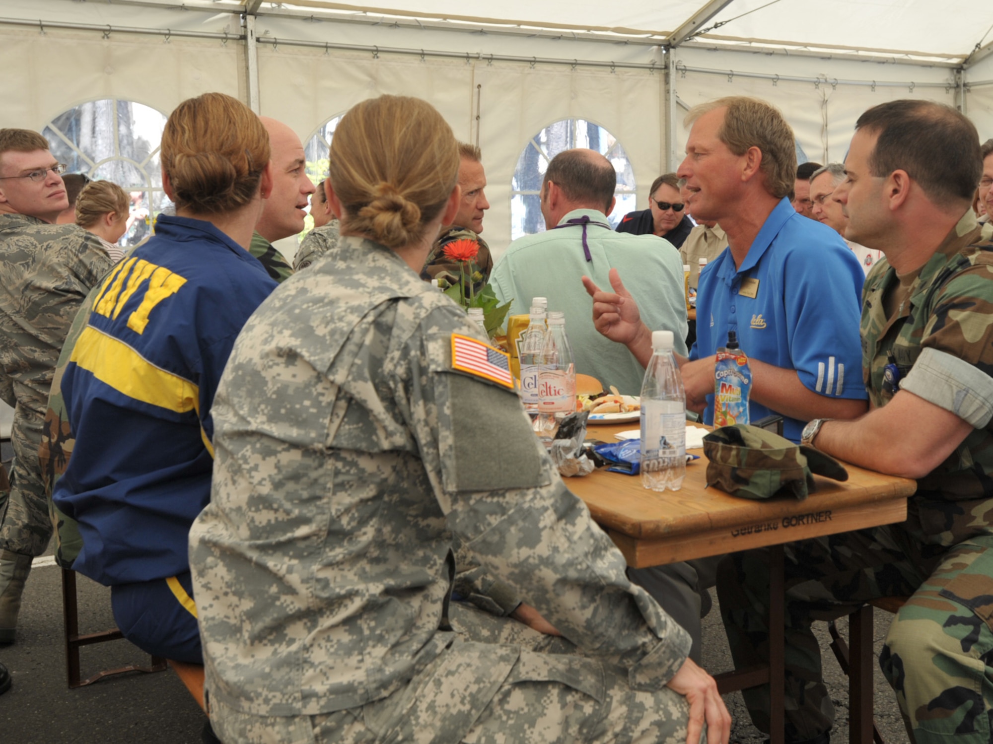 Rick Neuheisel, head football coach at UCLA, shares lunch with U.S. servicemembers stationed at a military hospital in Landstuhl, Germany, during a stop along Coaches Tour 2009, a morale-boosting mission that brings NCAA coaches to U.S. servicemembers. The tour is organized by Morale Entertainment, LLC., in association with Armed Force Entertainment. (U.S. Air Force photo/Tech. Sgt. Jason Schaap)