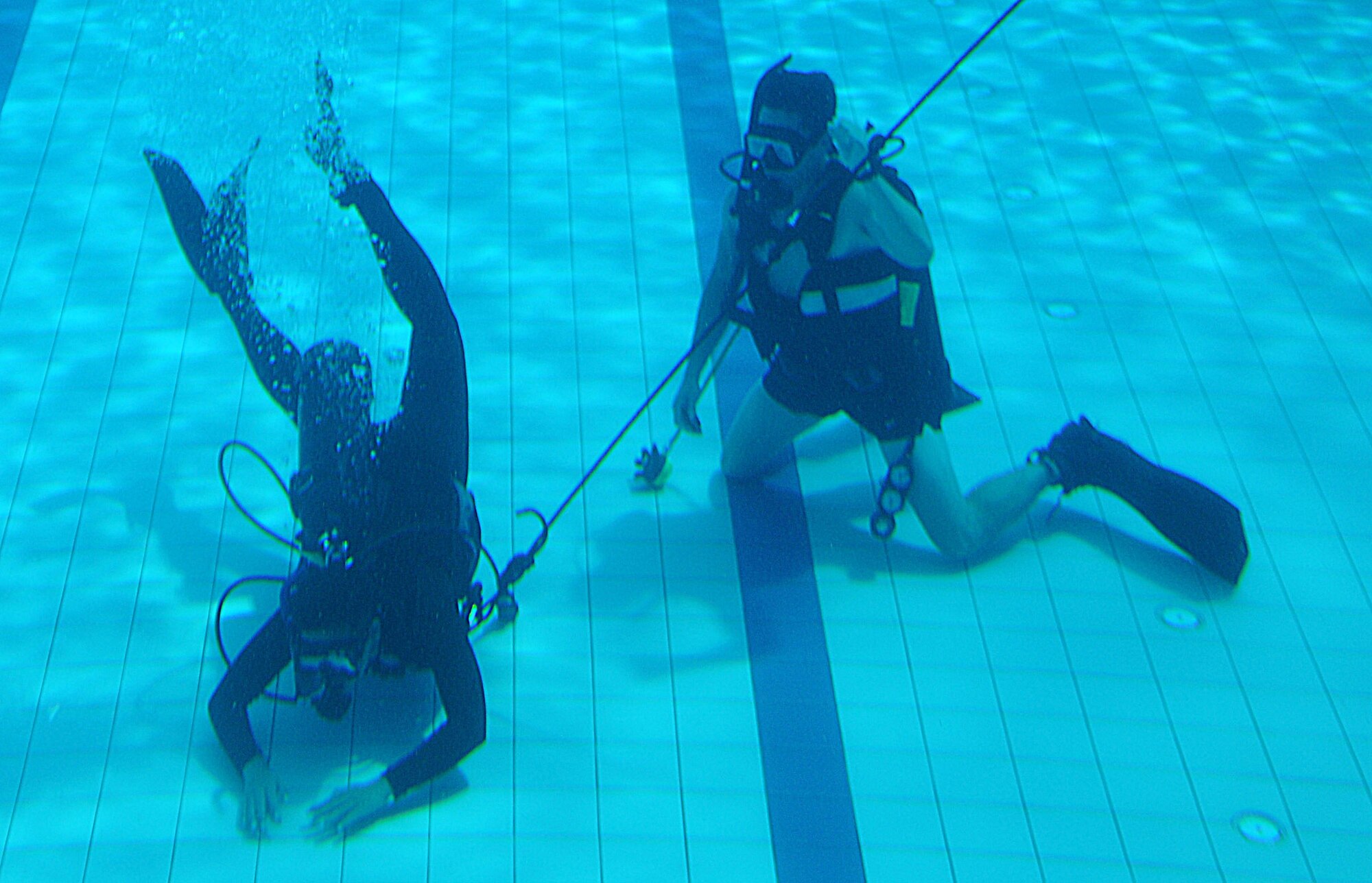 ON A MILTARY INSTALLATION IN MALAYSIA -- A pararescueman from the 320th Special Tactics Squadron watches a Paskau member of the Royal Malaysian Air Force conduct a search pattern during an underwater search and recovery course here May 28 as part of Teak Mint 09-1. The Paskau is the special operations branch of the Royal Malaysian Air Force. Teak Mint 09-1 is a training exchange designed to enhance U.S and Malaysian military training and capabilities. (Photo by Tech. Sgt. Aaron Cram)