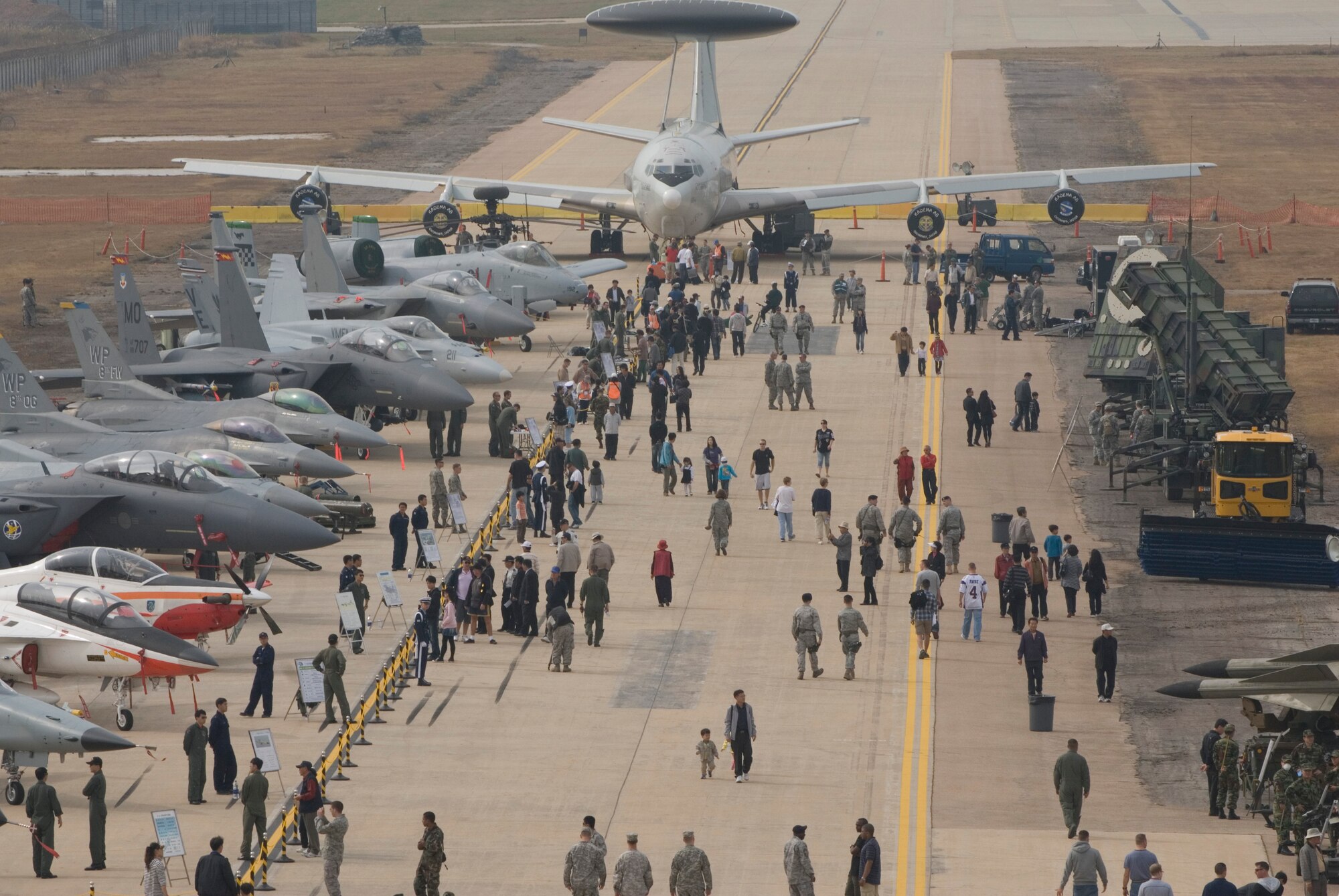 KUNSAN AIR BASE, Republic of Korea -- Americans and Koreans, both civilian and military attended static displays at Kunsan Air base during the Gunsan Air Show here, Oct. 31. More than 15,000 people attended the Gunsan Saemangeum Airshow located in nearby Gunsan City and more than 900 people attended the static displays at Kunsan. (U.S. Air Force photo/Senior Airman Roy Lynch)