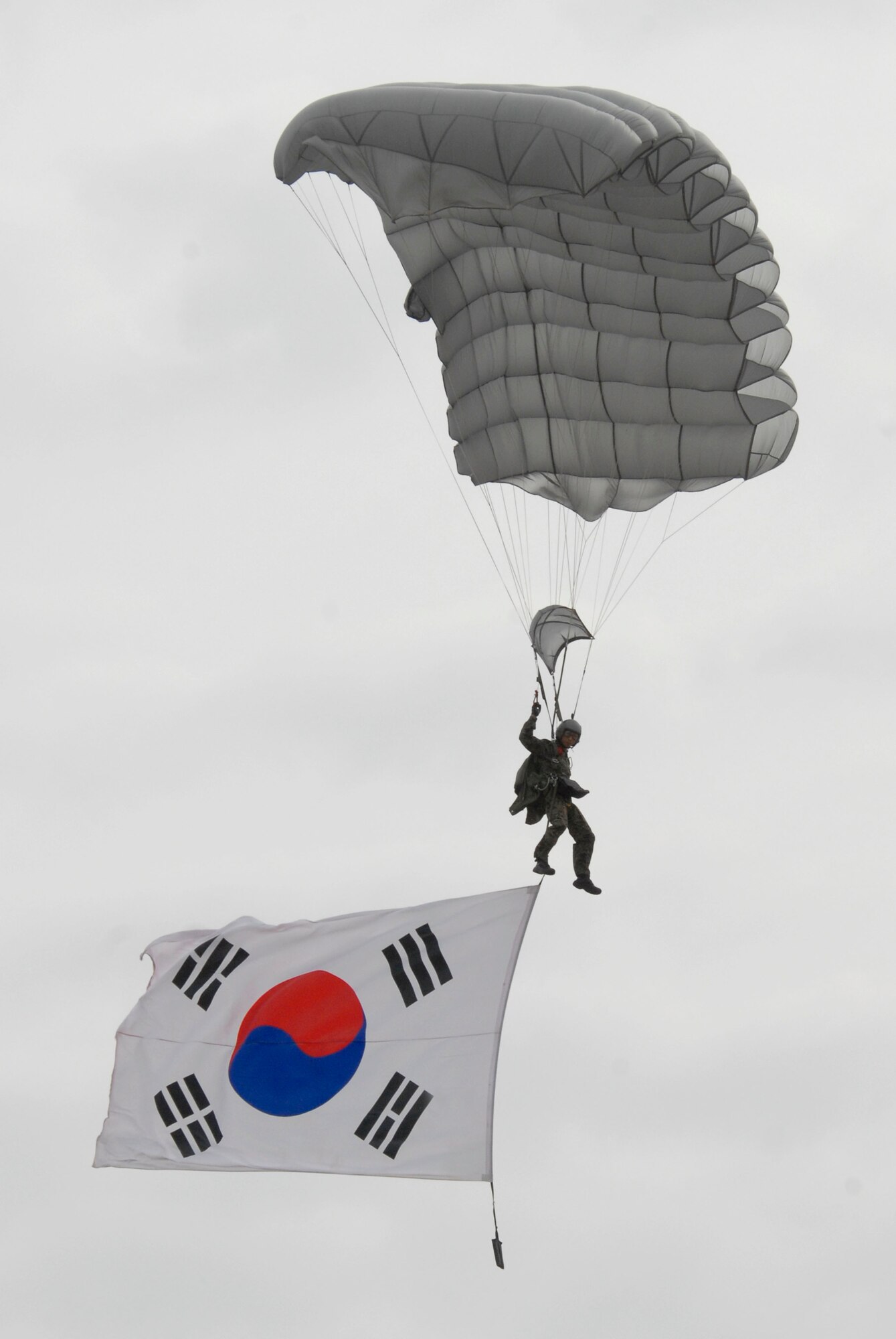 KUNSAN AIR BASE, Republic of Korea -- A parachuter carries the Korean flag through the air during the Gunsan Saemangeum Airshow 2009 in Gunsan City. The City of Gunsan, the 8th Fighter Wing and the Republic of Korea Air Forces' 38th Fighter Group hosted the air show, Oct. 31. (U.S. Air Force photo/Staff Sgt. Darnell T. Cannady)