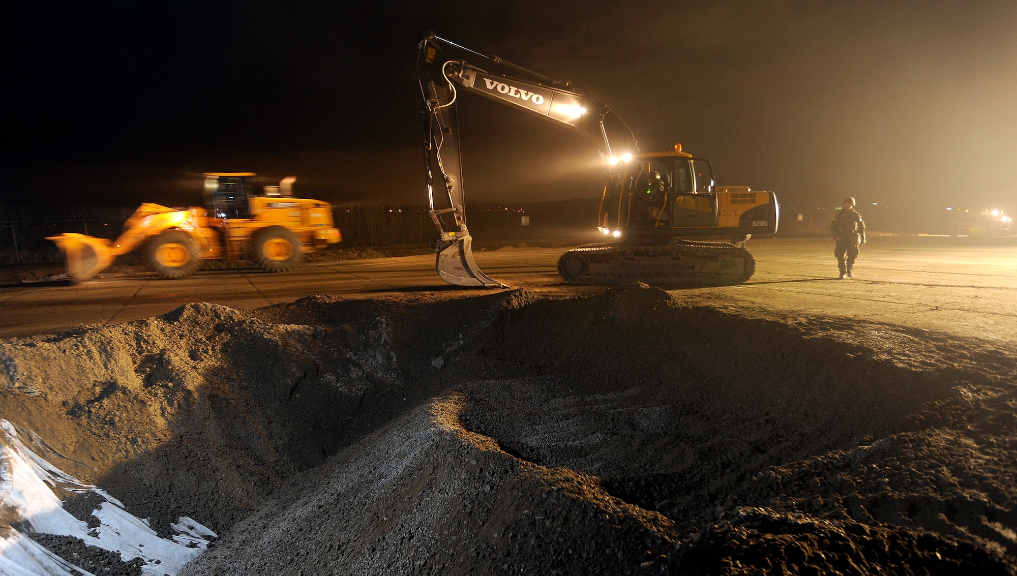 Airmen from the 51st Civil Engineer Squadron use heavy equipment to repair a runway crater after a simulated missile attack during operational readiness exercise Beverly Midnight 09-02, Nov. 3, at Osan Air Base, Republic of Korea. (U.S. Air Force photo/Staff Sgt. Brian Ferguson





