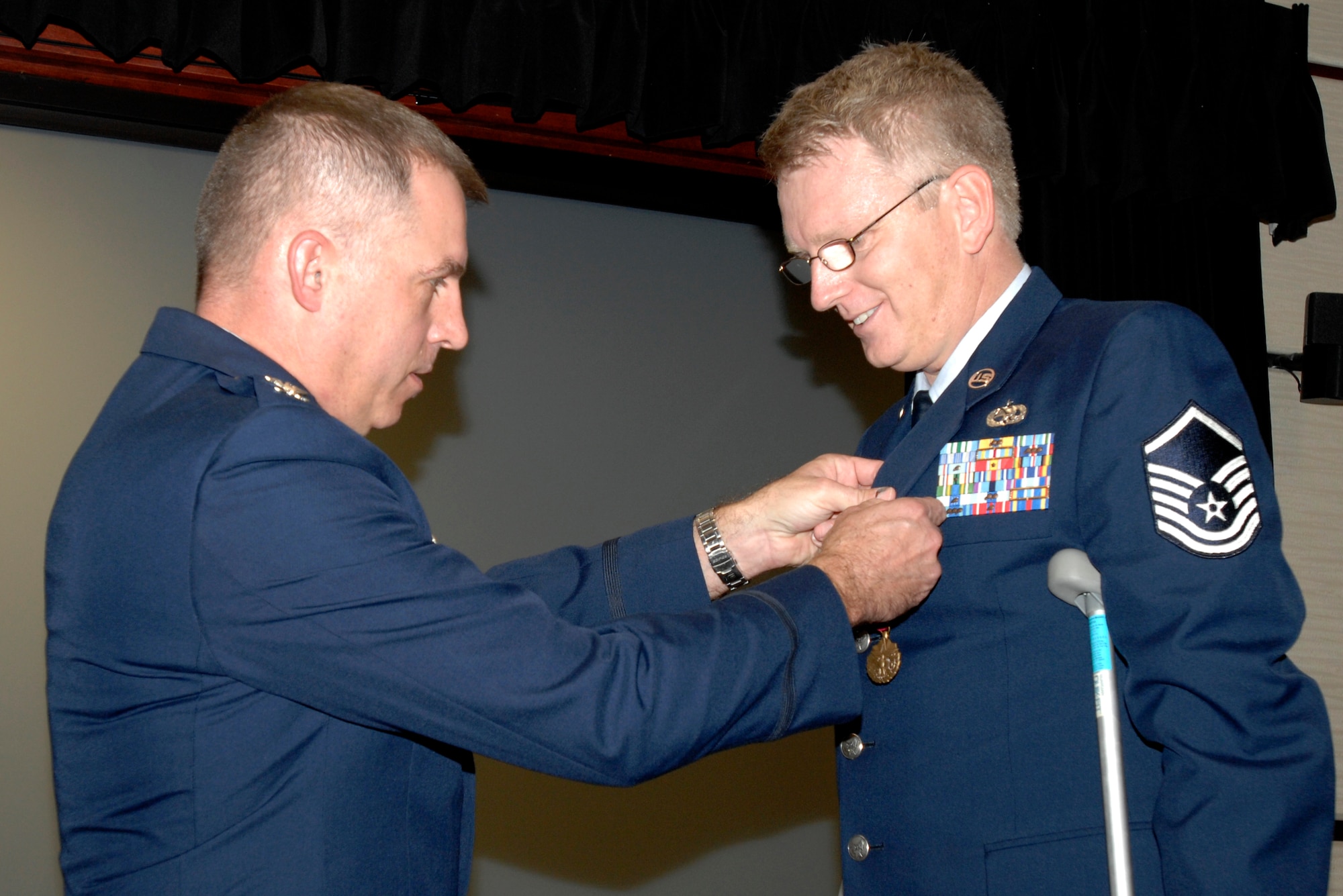 Col. John T. Rausch, 982nd Training Group commander, Sheppard Air Force Base, Texas, pins a Bronze Star medal on Master Sgt. Steven Guthomson, 373rd Training Squadron, Det. 8, during a ceremony at McConnell Air Force Base, Kan., Nov. 2, 2009. (U.S. Air Force photo/Senior Airman Laura Suttles)