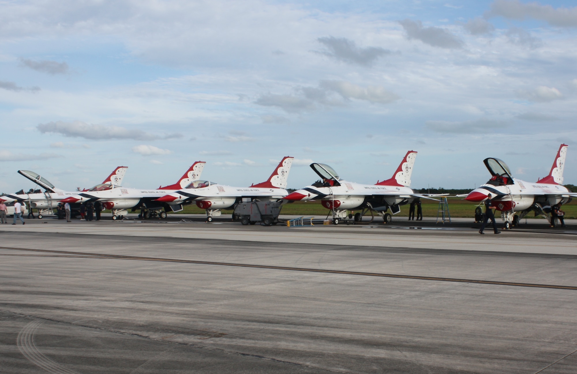 Thunderbirds arrive at Homestead > Homestead Air Reserve Base > Article