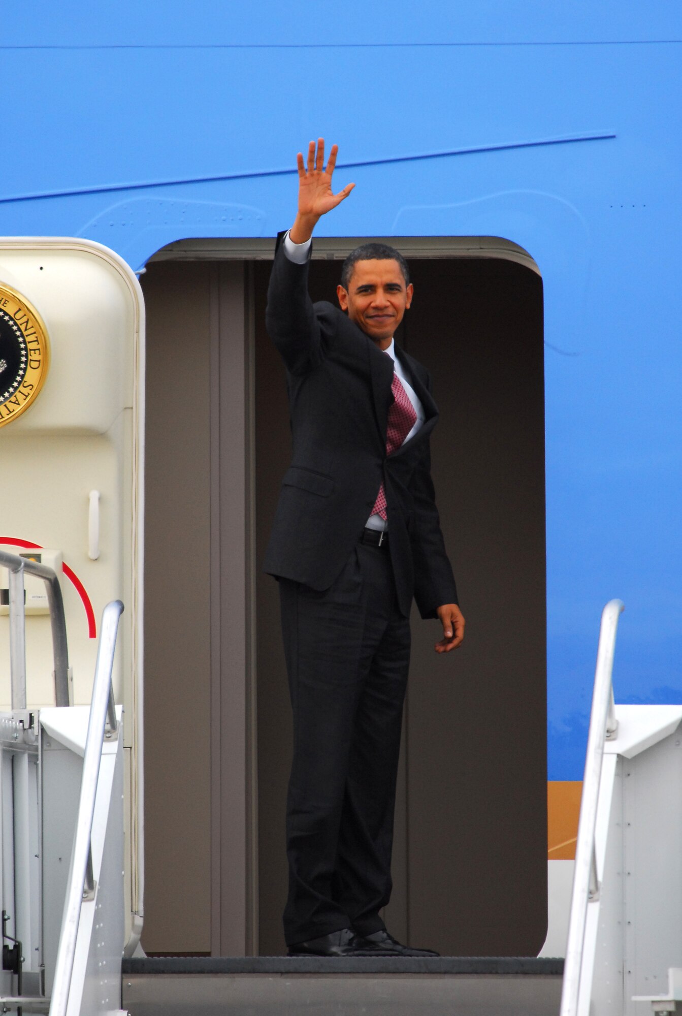 President Barack Obama waves to members of the 115th Fighter Wing in Madison, Wis., just before his departure Nov. 4, 2009.   The President visited the Air National Guard base on his way to give a speech at Madison's James Wright middle school about education reform.  President Obama's visit marks the first time that a sitting president has visited the base. (U.S. Air Force Photo by Master Sgt. Dan Richardson)