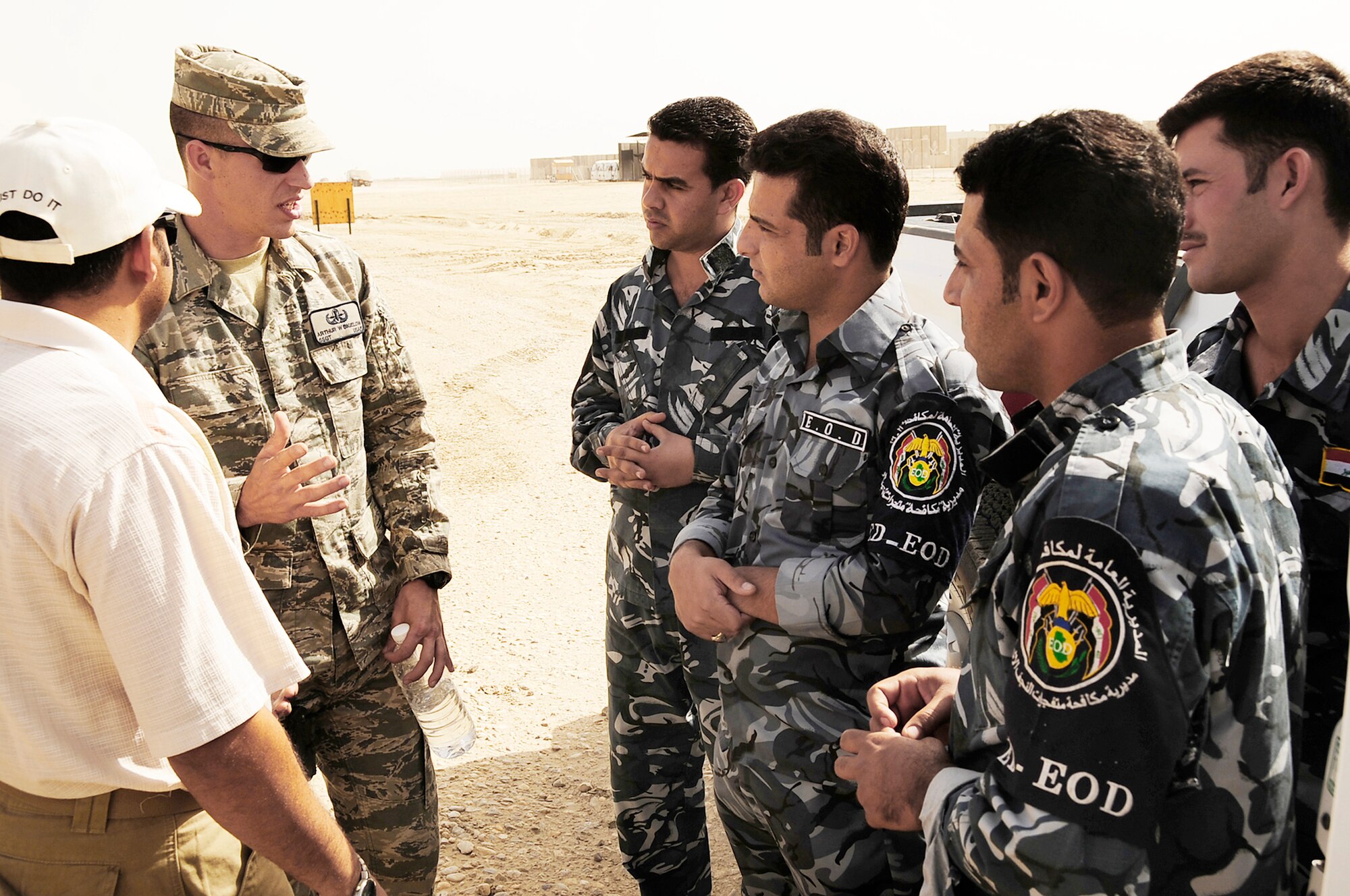 Staff Sgt. Arthur Bigelow explains a training scenario to Iraqi police explosive ordnance disposal technicians during a block of training conducted by the Air Force EOD members Nov. 4, 2009, at Forward Operating Base Cedar, Iraq. Sergeant Bigelow is a 407th Expeditionary Civil Engineer Squadron EOD technician deployed from Fairchild Air Force Base, Wash. (U.S. Air Force photo/Senior Airman Tony R. Ritter) 