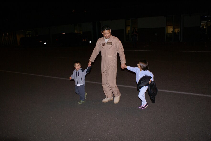 Lt. Col. James Shigekane, 10th Airlift Squadron commander, greets his children Wednesday after returning home from a 120-day deployment to Southwest Asia. (U.S. Air Force photo/Tech. Sgt. Oshawn Jefferson). 