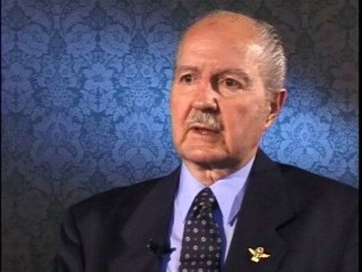 Mexican Air Force pilot Capt. Jose Luis Pratt Ramos discusses his role as an aviator during World War II fighting against the Japanese in the Pacific.  (Photo courtesy of Asociacion Mexicana de Veteranos)