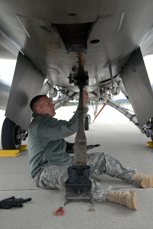 Getting Arrested - F-16 Tests Runway Cable System > 115th ...