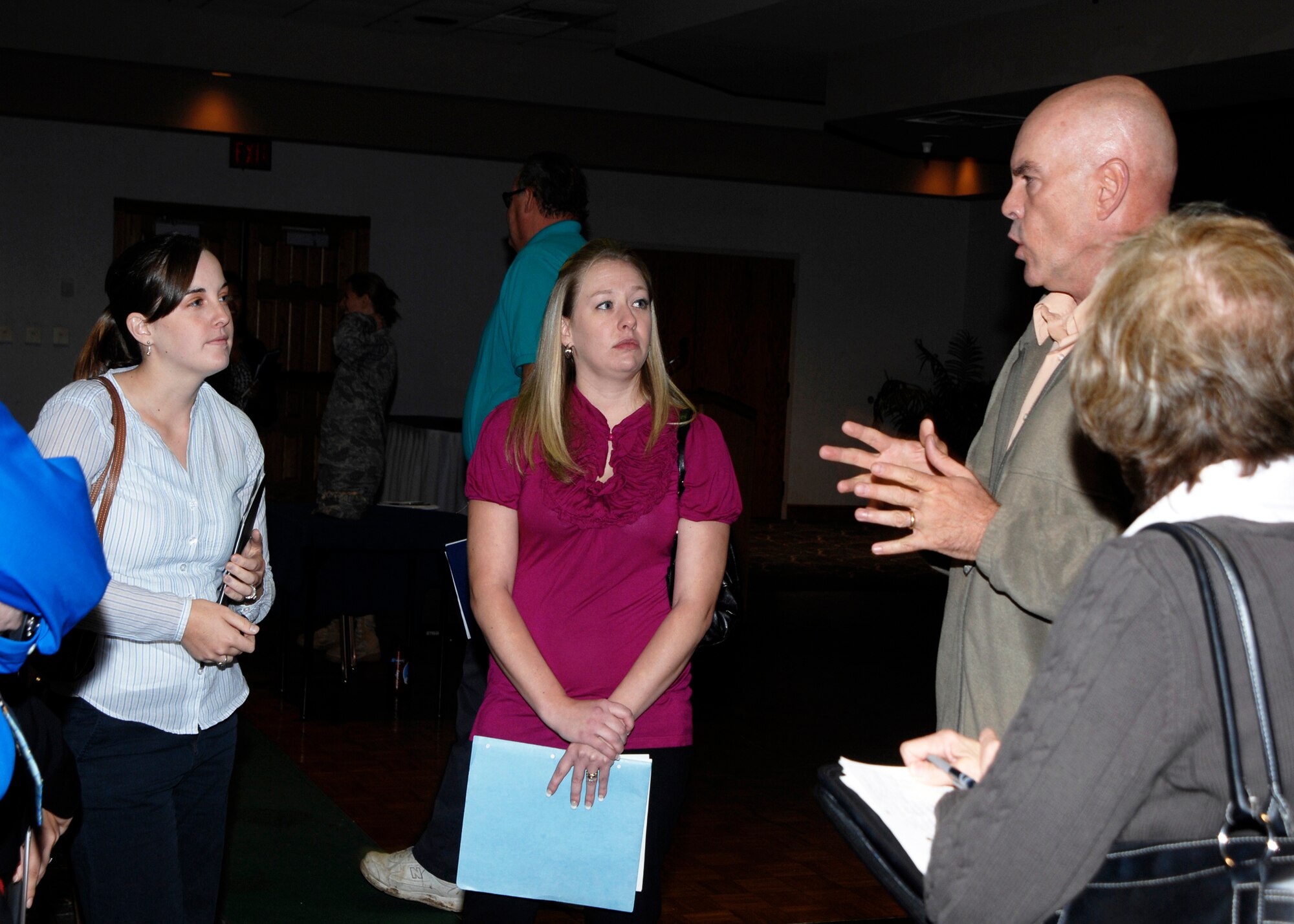 Prospective employees meet employers at Cannon job seminar > Cannon Air