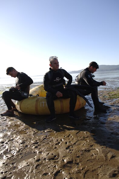 SERE instructors wait on a life raft before demonstrating water survival techniques to SERE students during the Coastal phase of training on the Oregon coast. (U.S. Air Force photo/Senior Airman Emerald Ralston)