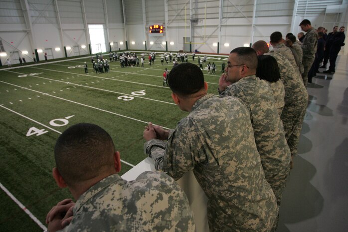 FLORHAM PARK, N.J. -- Soldiers from Mid-Atlantic Recruiting Battalion watch the New York Jets practice during a tour of the team's facility Nov. 13. The team invited service members to their practice and Sunday the Jets will honor military veterans during their military appreciation day. (Official Marine Corps photo by Sgt. Randall A. Clinton)
